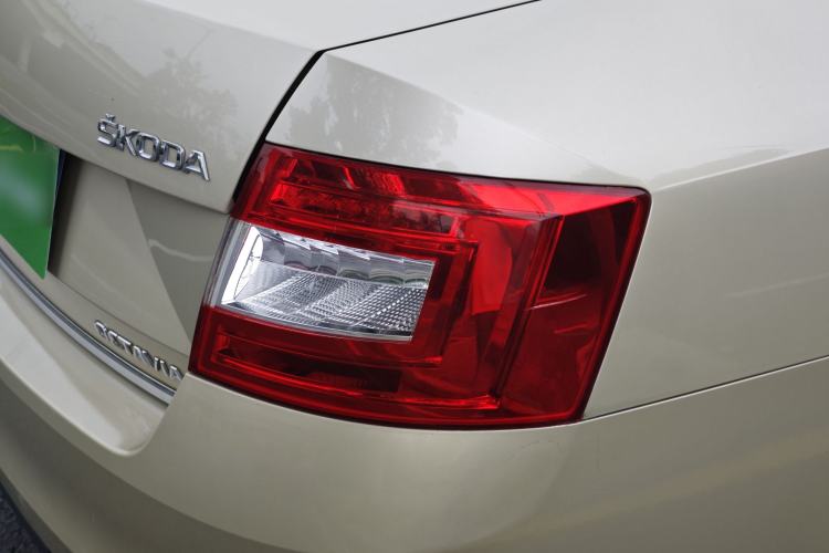 Used Skoda Octavia 2015 1.6L Automatic Yijie Edition Exterior 3
