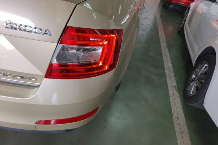 Used Skoda Octavia 2015 1.6L Automatic Yijun Edition Exterior 3