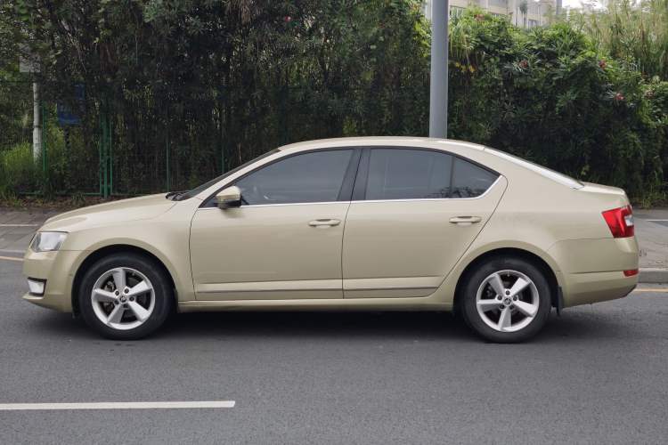 Used Skoda Octavia 2015 1.6L Automatic Yijie Edition Exterior 8