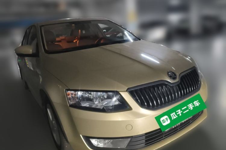 Used Skoda Octavia 2015 1.6L Automatic Yijie Edition Front Right 45 Deg