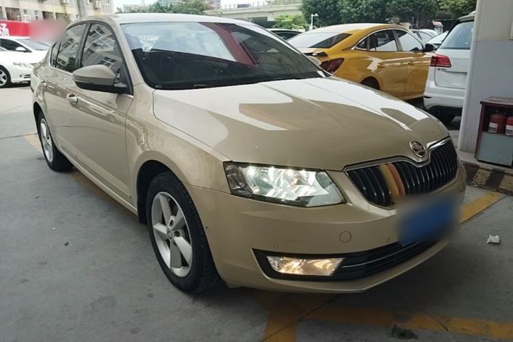Used Skoda Octavia 2015 1.6L Automatic Yijie Edition Front Right 45 Deg