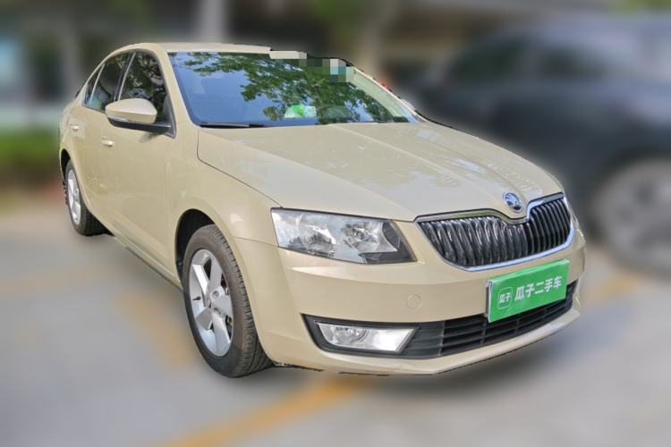 Used Skoda Octavia 2015 1.6L Automatic Yijie Edition Front Right 45 Deg