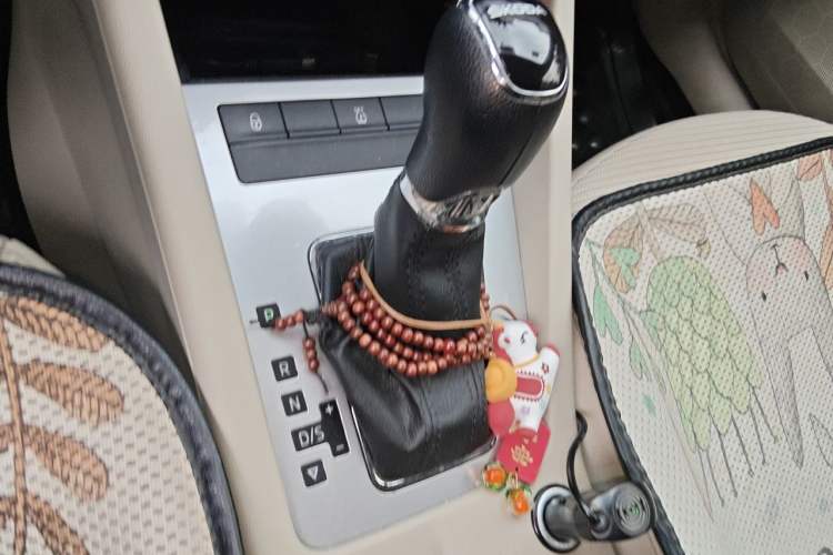 Used Skoda Octavia 2015 1.6L Automatic Eado Edition Gear Lever