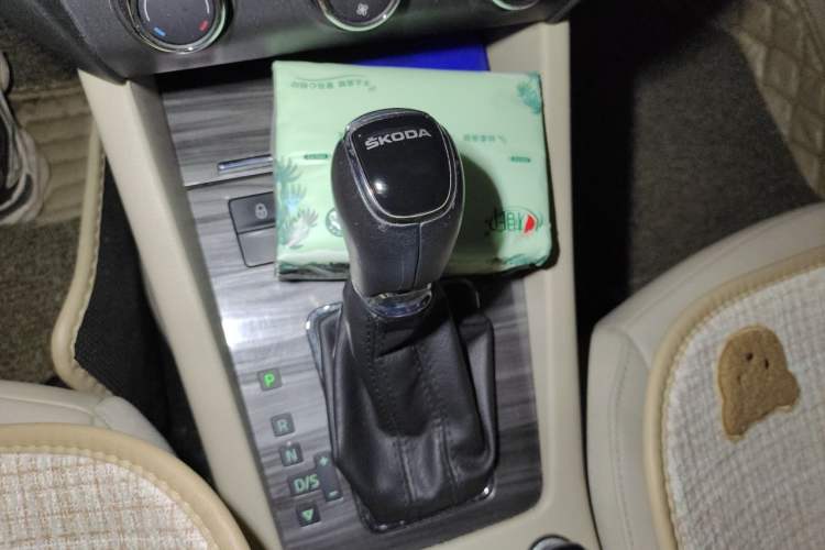 Used Skoda Octavia 2015 1.6L Automatic Yijie Edition Gear Lever