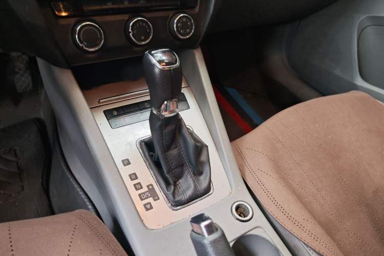 Used Skoda Octavia 2015 1.6L Automatic Yijie Edition Gear Lever