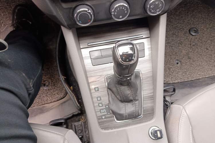 Used Skoda Octavia 2015 1.6L Automatic Yijun Edition Gear Lever