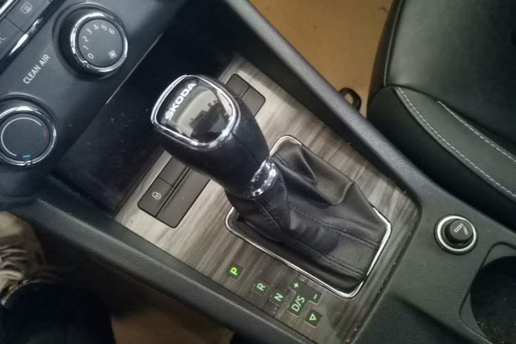Used Skoda Octavia 2015 1.6L Automatic Yijun Edition Gear Lever