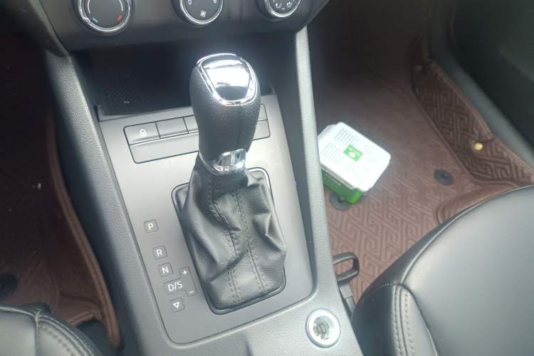 Used Skoda Octavia 2015 1.6L Automatic Eado Edition Gear Lever