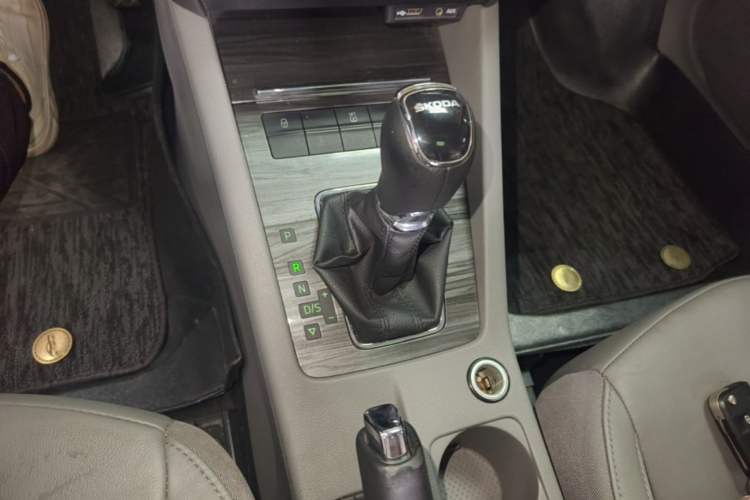 Used Skoda Octavia 2015 1.6L Automatic Yijun Edition Gear Lever