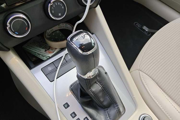 Used Skoda Octavia 2015 1.6L Automatic Yijie Edition Gear Lever