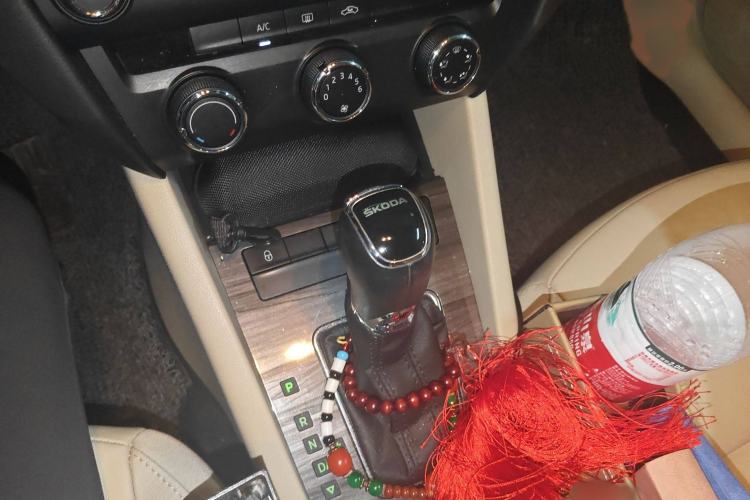 Used Skoda Octavia 2015 1.6L Automatic Yijun Edition Gear Lever