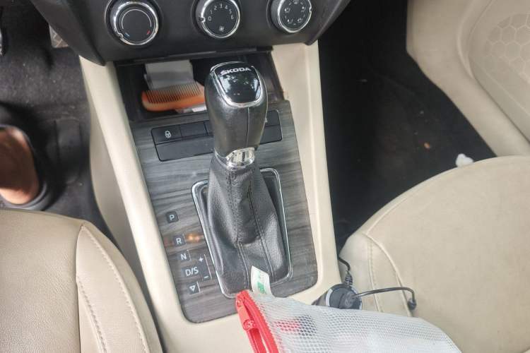 Used Skoda Octavia 2015 1.6L Automatic Yijun Edition Gear Lever