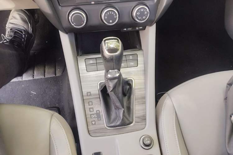 Used Skoda Octavia 2015 1.6L Automatic Yijun Edition Gear Lever