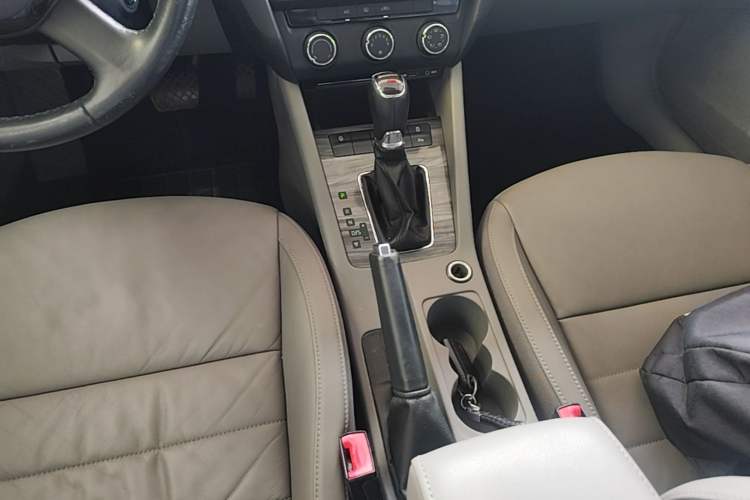 Used Skoda Octavia 2015 1.6L Automatic Yijun Edition Gear Lever