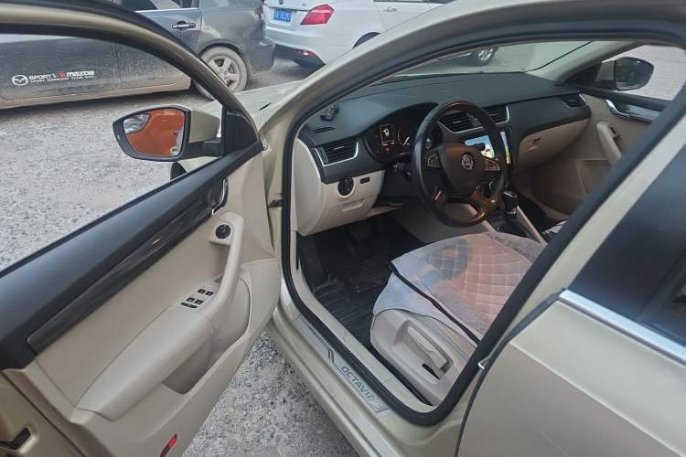 Used Skoda Octavia 2015 1.4TSI DSG Yijun Edition Interior 3