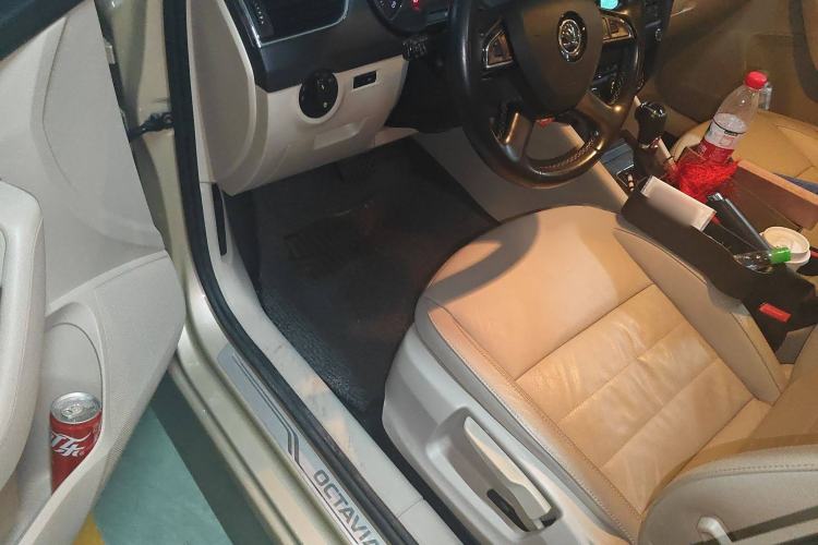 Used Skoda Octavia 2015 1.6L Automatic Yijun Edition Interior 3