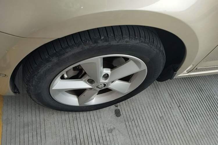 Used Skoda Octavia 2015 1.6L Automatic Yijie Edition Left Front Wheel Hub