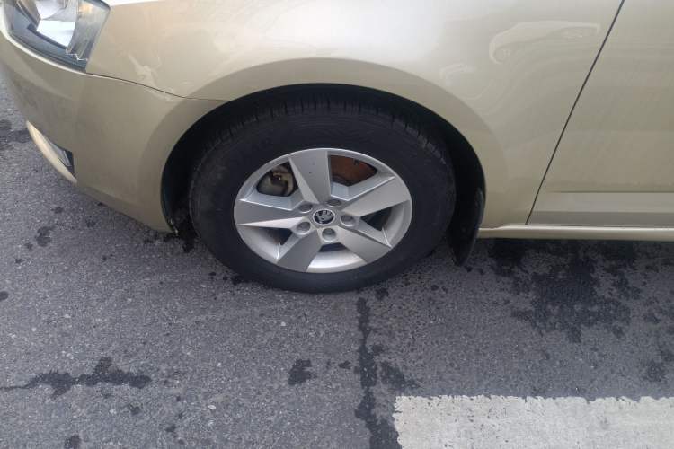 Used Skoda Octavia 2015 1.6L Automatic Eado Edition Left Front Wheel Hub