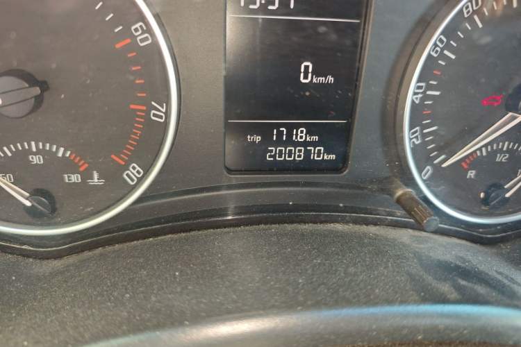 Used Skoda Octavia 2015 Classic Model 1.6L Manual Yijie Edition Odometer Close Up