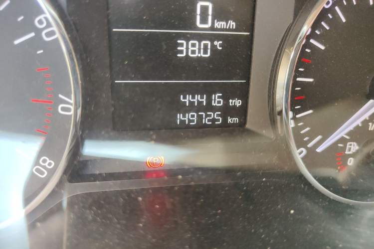 Used Skoda Octavia 2015 1.6L Manual Yijie Edition Odometer Close Up