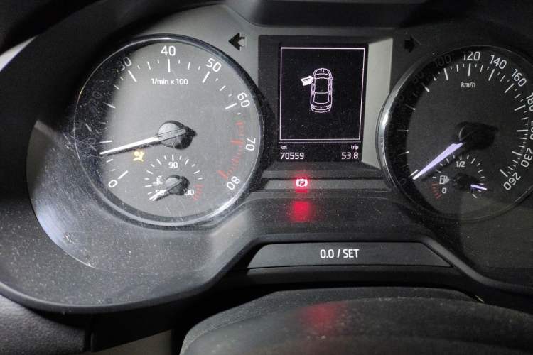 Used Skoda Octavia 2015 1.6L Automatic Yijie Edition Odometer Close Up