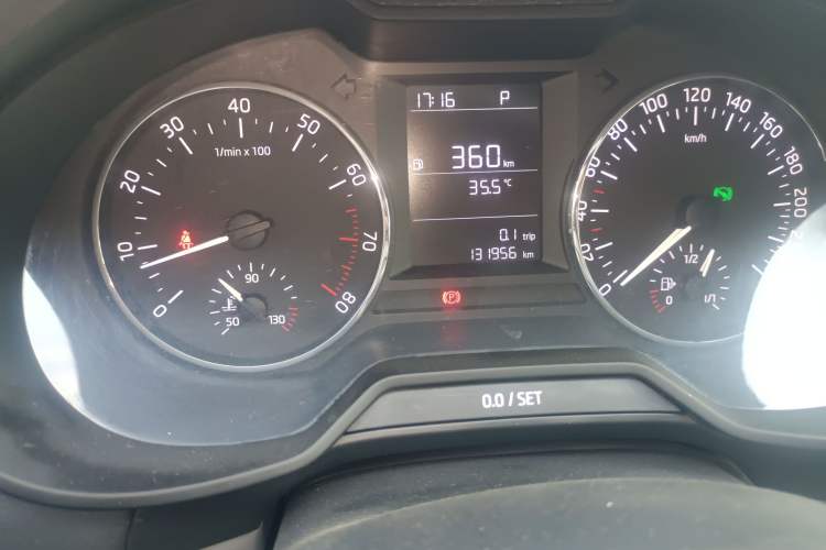 Used Skoda Octavia 2015 1.6L Automatic Eado Edition Odometer Close Up