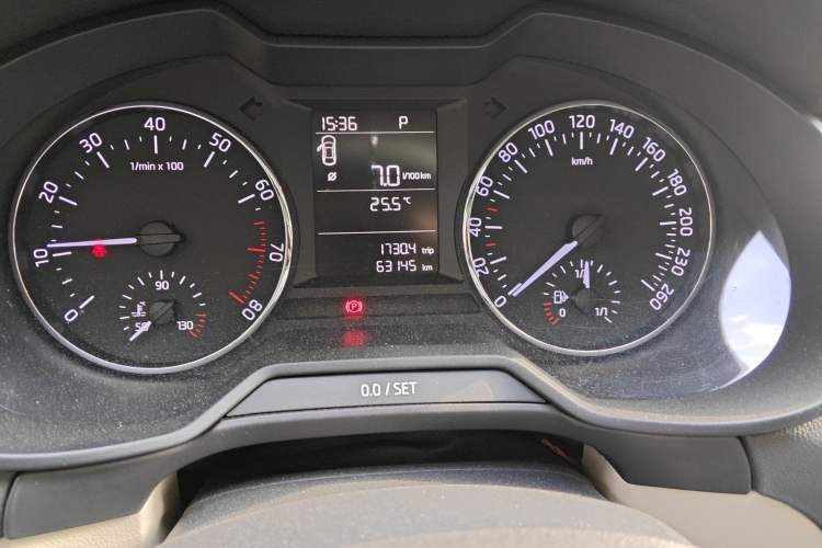Used Skoda Octavia 2015 1.6L Automatic Yijie Edition Odometer Close Up
