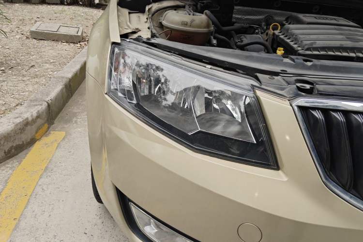 Used Skoda Octavia 2015 1.6L Automatic Eado Edition Right Front Headlight