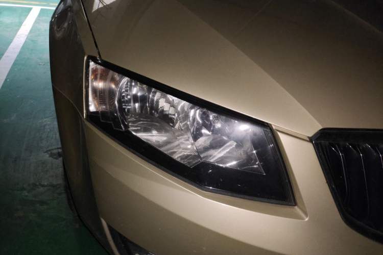 Used Skoda Octavia 2015 1.6L Automatic Yijie Edition Right Front Headlight