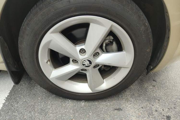 Used Skoda Octavia 2015 1.6L Manual Yijie Edition Right Front Wheel Hub