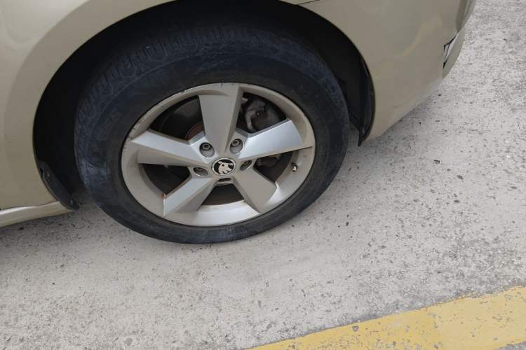 Used Skoda Octavia 2015 1.6L Automatic Eado Edition Right Front Wheel Hub