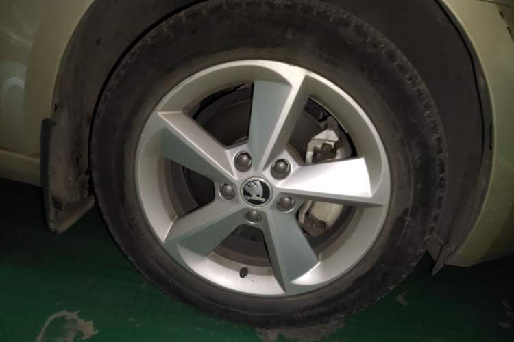 Used Skoda Octavia 2015 1.6L Automatic Yijie Edition Right Front Wheel Hub