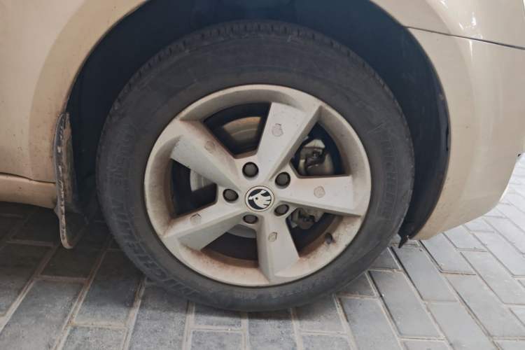 Used Skoda Octavia 2015 1.6L Automatic Yijie Edition Right Front Wheel Hub