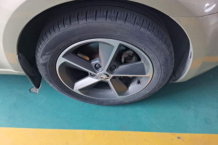 Used Skoda Octavia 2015 1.6L Automatic Yijun Edition Right Front Wheel Hub