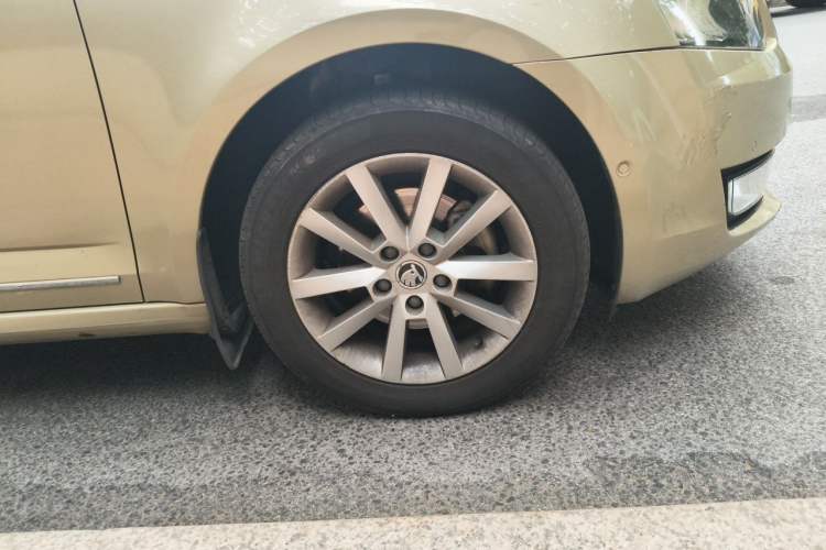 Used Skoda Octavia 2015 1.4TSI DSG Elegance Edition Right Front Wheel Hub