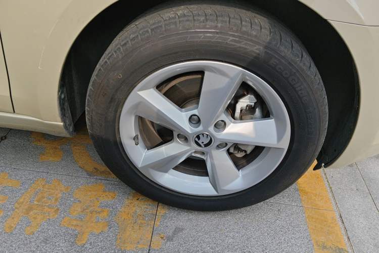 Used Skoda Octavia 2015 1.6L Automatic Yijie Edition Right Front Wheel Hub