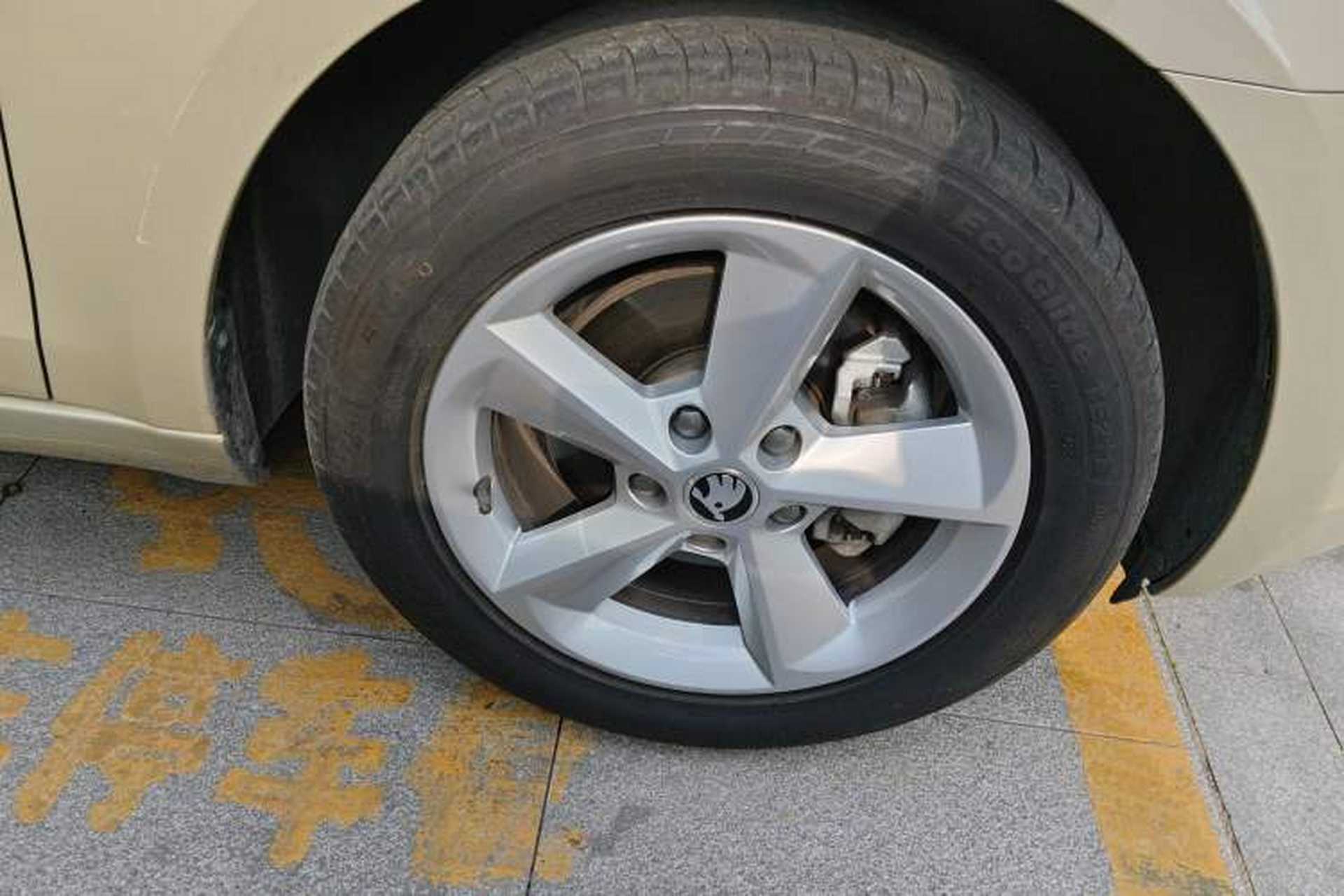 Used Skoda Octavia 2015 1.6L Automatic Yijie Edition Right Front Wheel Hub