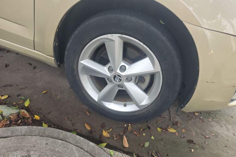 Used Skoda Octavia 2015 1.6L Automatic Yijun Edition Right Front Wheel Hub