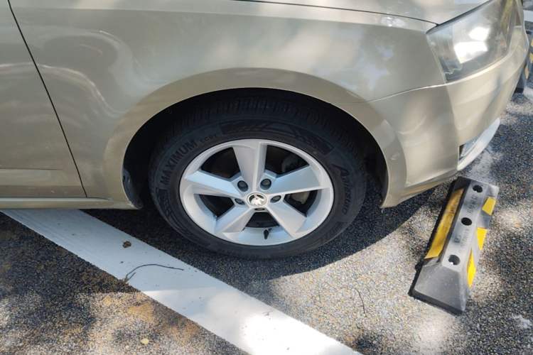 Used Skoda Octavia 2015 1.6L Automatic Yijun Edition Right Front Wheel Hub