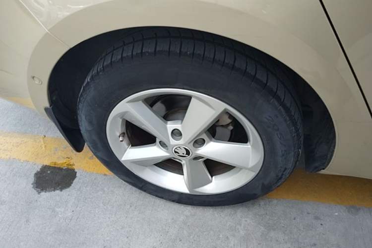 Used Skoda Octavia 2015 1.6L Automatic Yijie Edition Right Rear Wheel Hub