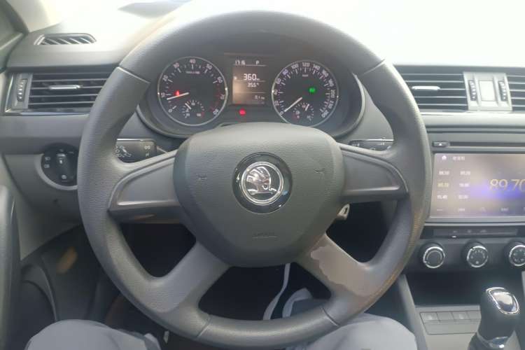 Used Skoda Octavia 2015 1.6L Automatic Eado Edition Steering Wheel