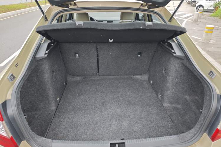 Used Skoda Octavia 2015 1.6L Automatic Yijie Edition Trunk