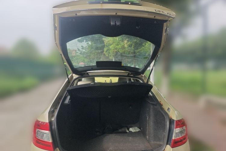 Used Skoda Octavia 2015 1.6L Automatic Yijun Edition Trunk