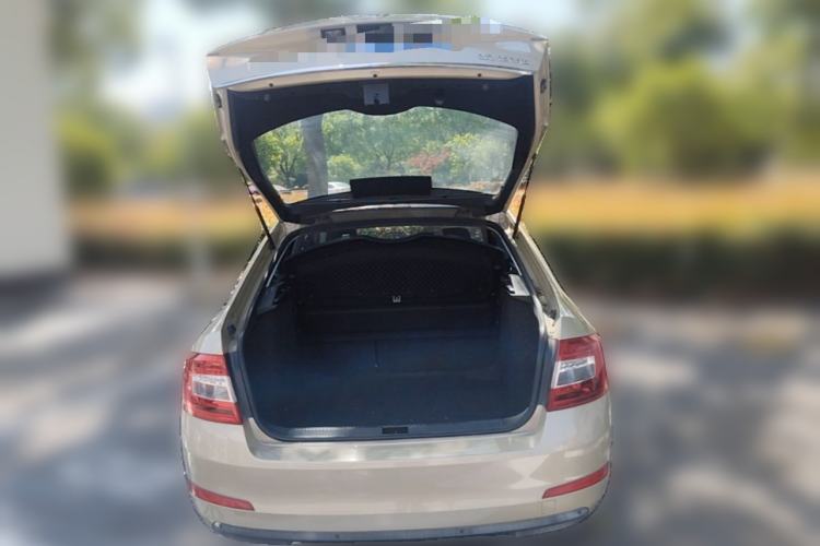 Used Skoda Octavia 2015 1.6L Automatic Yijun Edition Trunk