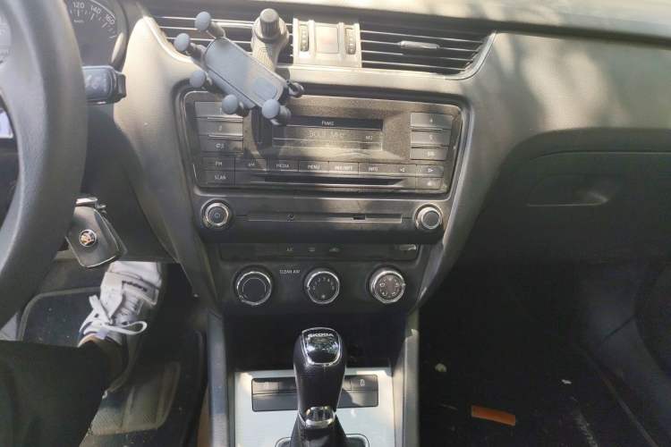 Used Skoda Octavia 2016 1.6L Automatic Chuanxing Edition Audio And AC Panel