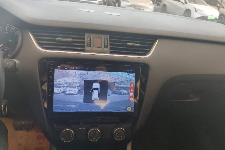 Used Skoda Octavia 2016 TSI280 DSG Smart Drive Edition Audio And AC Panel
