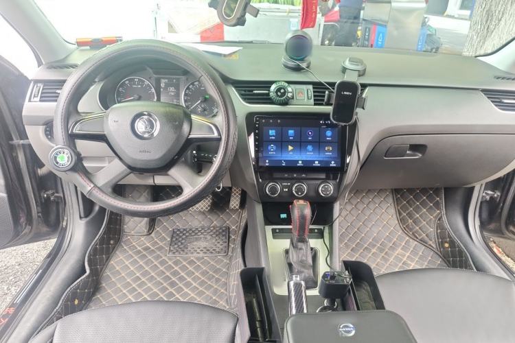 Used Skoda Octavia 2016 1.6L Automatic Chuanxing Edition Center Console