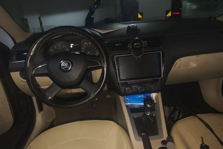 Used Skoda Octavia 2016 1.6L Manual Trend Edition Center Console