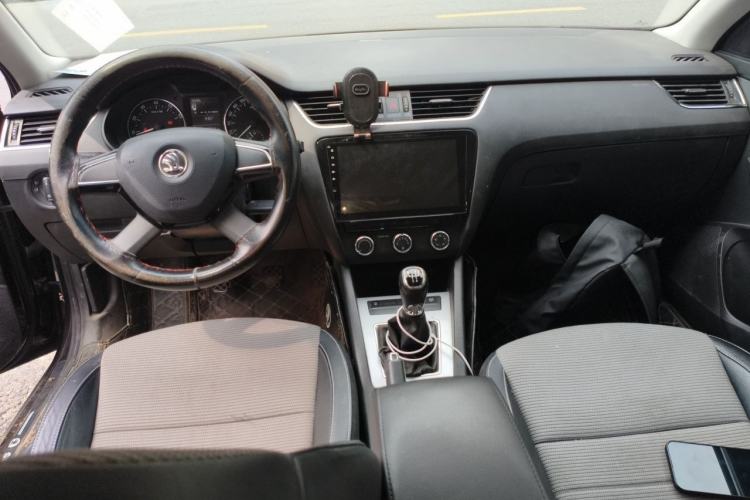 Used Skoda Octavia 2016 1.6L Manual Trend Edition Center Console