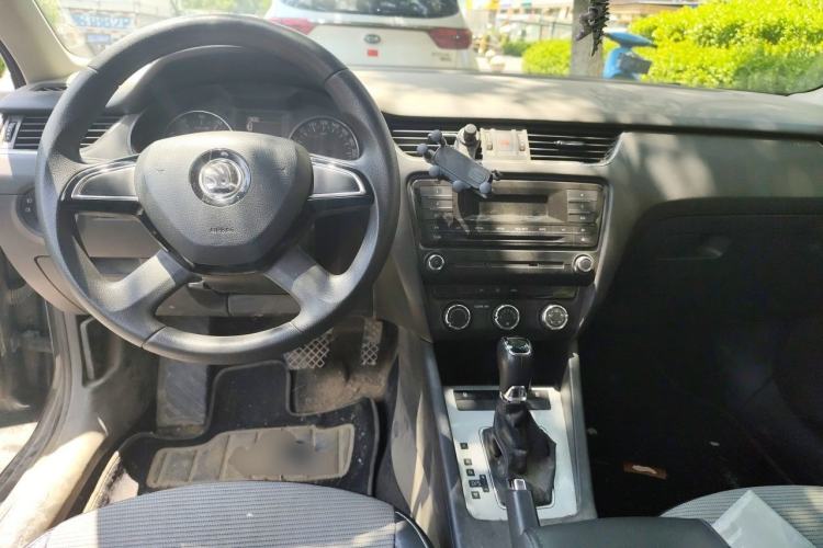 Used Skoda Octavia 2016 1.6L Automatic Chuanxing Edition Center Console